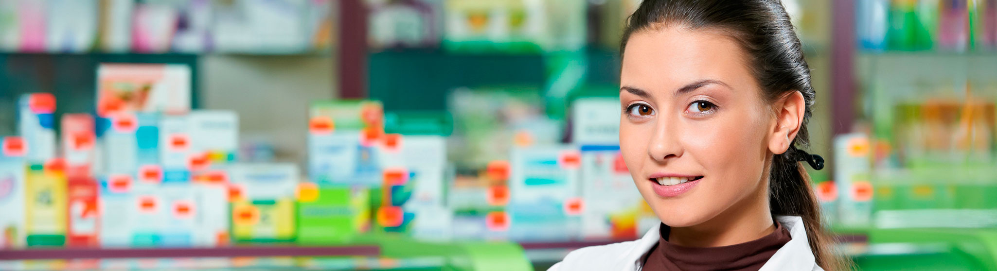 Farmacista in primo piano con medicinali sullo sfondo